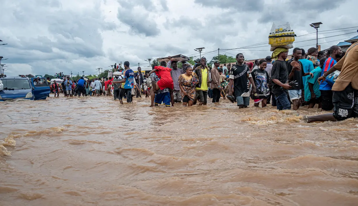 Hujan deras yang turun sepanjang malam dari Jumat (4/4) hingga Sabtu (5/4/2025) menyebabkan naiknya permukaan air. (Hardy BOPE/AFP)