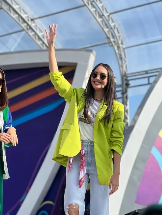 Blazer warna hijau neon juga bisa jadi opsi untuk tampilan fun dan playful [@ririndwiariyanti]