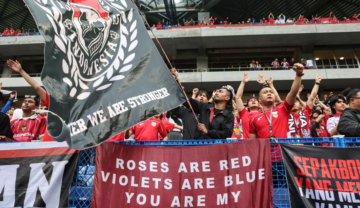 Para suporter Timnas Indonesia memberikan dukungan kepada timnya dalam laga terakhir Grup C Putaran Ketiga Kualifikasi Piala Dunia 2026 melawan Jepang di Suita Stadium, Jepang, Selasa (10/06/2025). (AFP/Paul Miller)