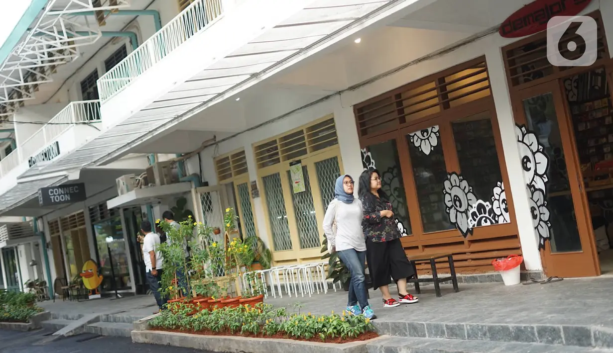 Pengunjung beraktivitas di sekitar kawasan M Bloc Space, Blok M, Jakarta, Senin (14/10/2019). Ruang kreatif baru tersebut lahir dari rumah dinas Peruri yang sempat terabaikan selama puluhan tahun. (Liputan6.com/Immanuel Antonius)