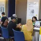 Petugas melayani keluhan nasabah terkait gangguan sistem di Bank Mandiri KCP Jakarta Mal Pondok indah 2, Sabtu (20/7/2019). Sejumlah nasabah Bank Mandiri mengeluhkan perubahan drastis saldo di rekening yang mengalami pengurangan dan ada juga yang mengalami penambahan. (Liputan6.com/Herman Zakharia)