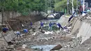 Pekerja Dinas Sumber Daya Air Jaktim menyelesaikan perbaikan turap di daerah aliran Kali Sunter, Jakarta, Rabu (31/10). Perbaikan ini merupakan bagian proyek normalisasi kali guna antisipasi banjir di kala musim penghujan. (Merdeka.com/Iqbal S. Nugroho)