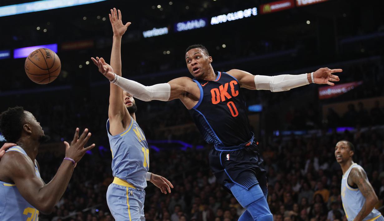 Pemain Oklahoma City Thunder, Russell Westbrook (tengah) melepaskan umpan saat diadang para pemain Los Angeles Lakers pada laga NBA basketball game di Staples Center, Los Angeles, (3/1/2018). Lakers kalah 96-133. (AP/Jae C. Hong)