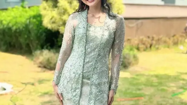 Inspirasi kebaya wisuda (credit: instagram/ceseniy)