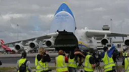 Sejumlah awak media mengambil gambar pesawat Antonov An- 225 Mriya di bandara Perth, Australia, (15/5). Pesawat terbesarv ini digunakan untuk mengangkut pesawat ulang-alik ruang angkasa milik Soviet. (Greg Wood / AFP)
