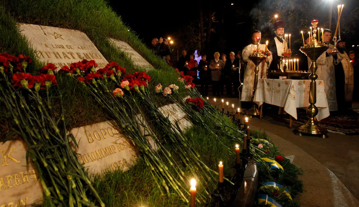 Peringatan 28 tahun bencana nuklir Chernobyl, di Kiev, Ukraina (26/4/2014) dipimpin langsung oleh Imam gereja ortodoks Ukraina (26/4/2014). (REUTERS/Valentyn Ogirenko)