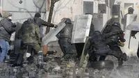 Letusan Senjata Pecah di Ukraina, Demonstran-Polisi Berlarian