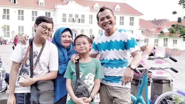 Jarang Tersorot, Ini 6 Momen Kebersamaan Farid Aja Bersama Keluarganya