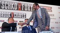 Petinju kelas berat, Tyson Fury (kanan), bersalaman dengan calon lawannya, Wladimir Klitschko, saat sesi jumpa pers di London, Inggris, Rabu (23/9/2015). (Reuters/Andrew Couldridge)