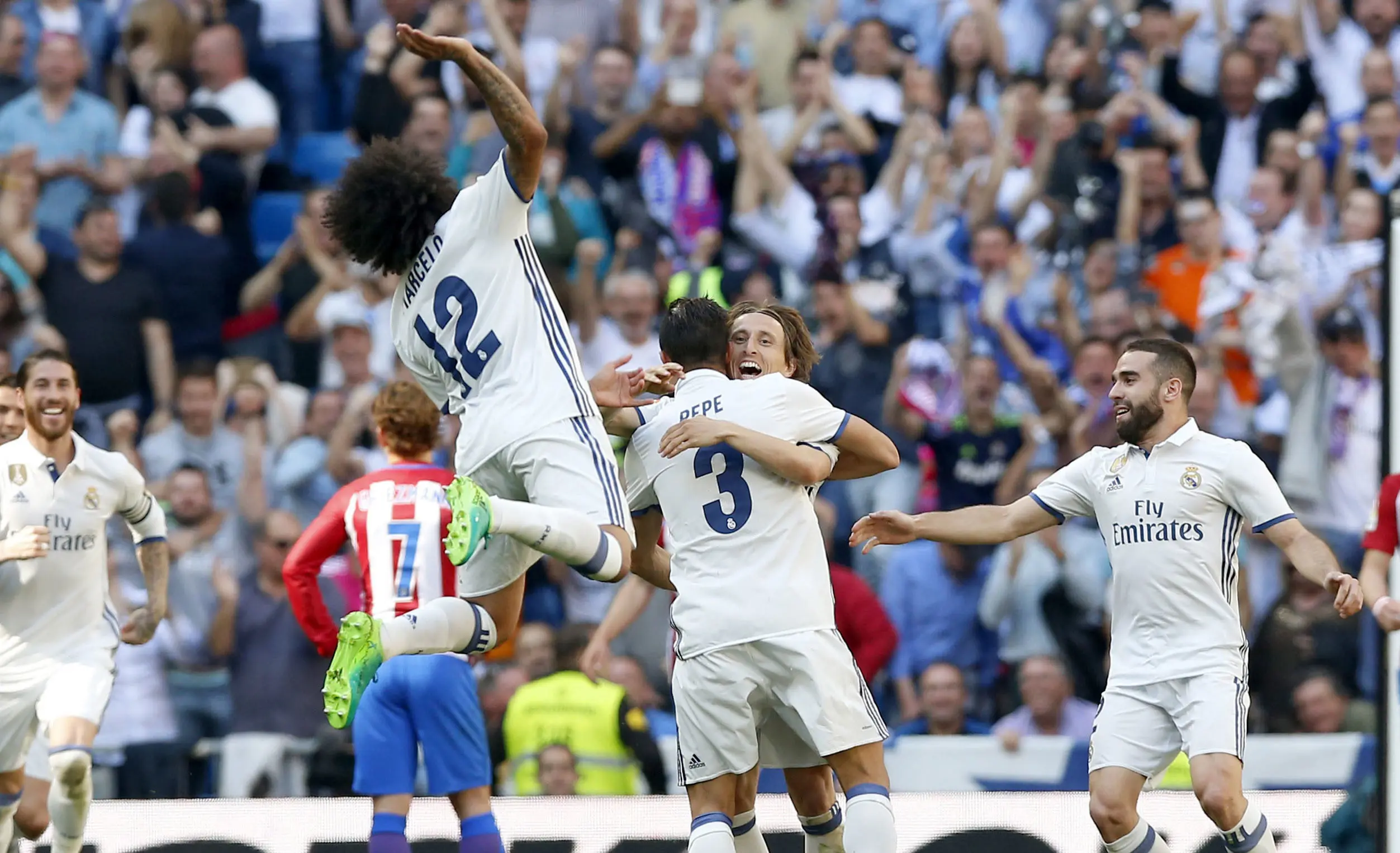 Para pemain Real Madrid merayakan gol Pepe saat menjamu Atletico Madrid pada laga La Liga di Santiago Bernabeu stadium, Madrid, (8/4/2017). Real Madrid bermain Imbang 1-1 dengan Atletico. (AP/Daniel Ochoa de Olza)