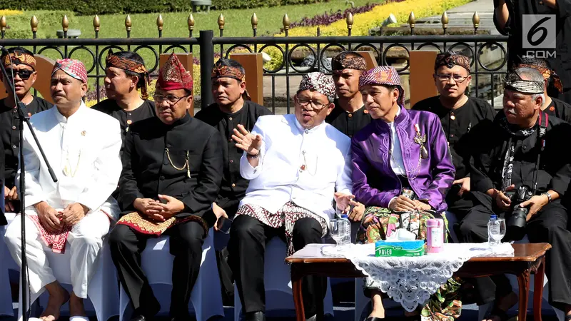 Jokowi Kenakan Baju Sunda Buka Karnaval Kemerdekaan di Bandung