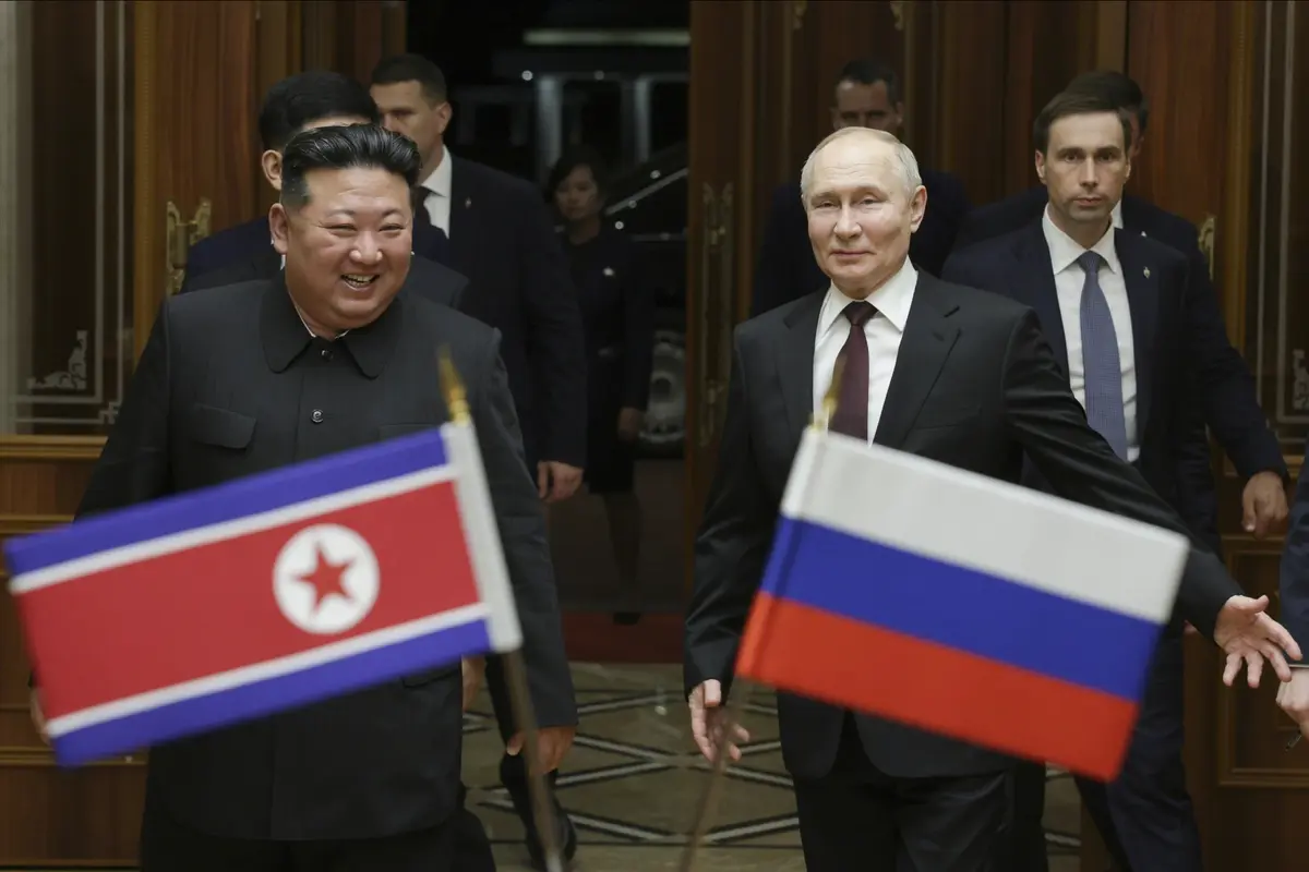 Vladimir Putin dan Kim Jong Un di ibu kota Korea Utara pada Rabu (19/6/2024).
