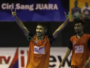 Pemain IPC Pelindo, Sandy Gempur Purnama, merayakan gol yang dicetaknya ke gawang WPK MBU Makassar dalam laga Seri III Grup B Wilayah Timur Pro Futsal League 2016 di GOR 17 Desember, Mataram, NTB, Sabtu (12/3/2016). (Bola.com/Arief Bagus)