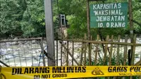 Jembatan gantung menuju penangkaran rusa ambruk (Liputan6.com/ Achmad Sudarno)