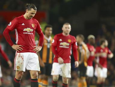 Zlatan Ibrahimovic terlihat tertunduk usai timnya bermain imbang melawan Hull City pada lanjutan Premier League pekan ke-23 di Old Trafford, Manchester, selasa (01/02/2017) waktu setempat. MU bermain imbang 0-0. (AP/Dave Thompson)
