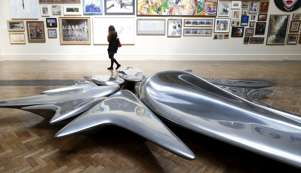 Sebuah karya arsitek Irak - Inggris Zaha Hadid di Pameran Musim Panas di Royal Academy of Arts di pusat kota London , 5 Juni 2013. (REUTERS / Andrew Winning)