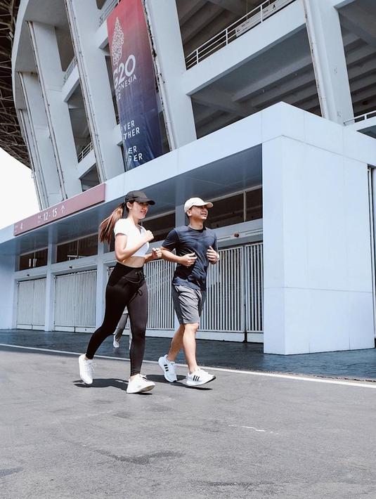 Tak sedikit yang sebut Raditya Dika dan istrinya Anissa Aziza itu adalah panutan. (FOTO: instagram.com/p/Ci_keTwhIYL/)