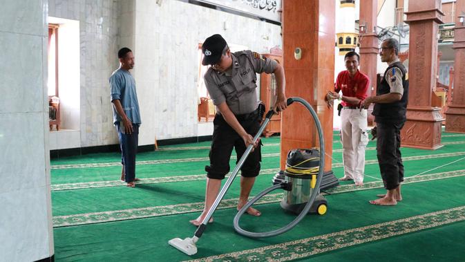 Polisi Kebumen bersih-bersih lingkungan masjid dan gereja pada Jumat berkah. (Foto: Liputan6.com/Polres Kebumen/Muhamad Ridlo).