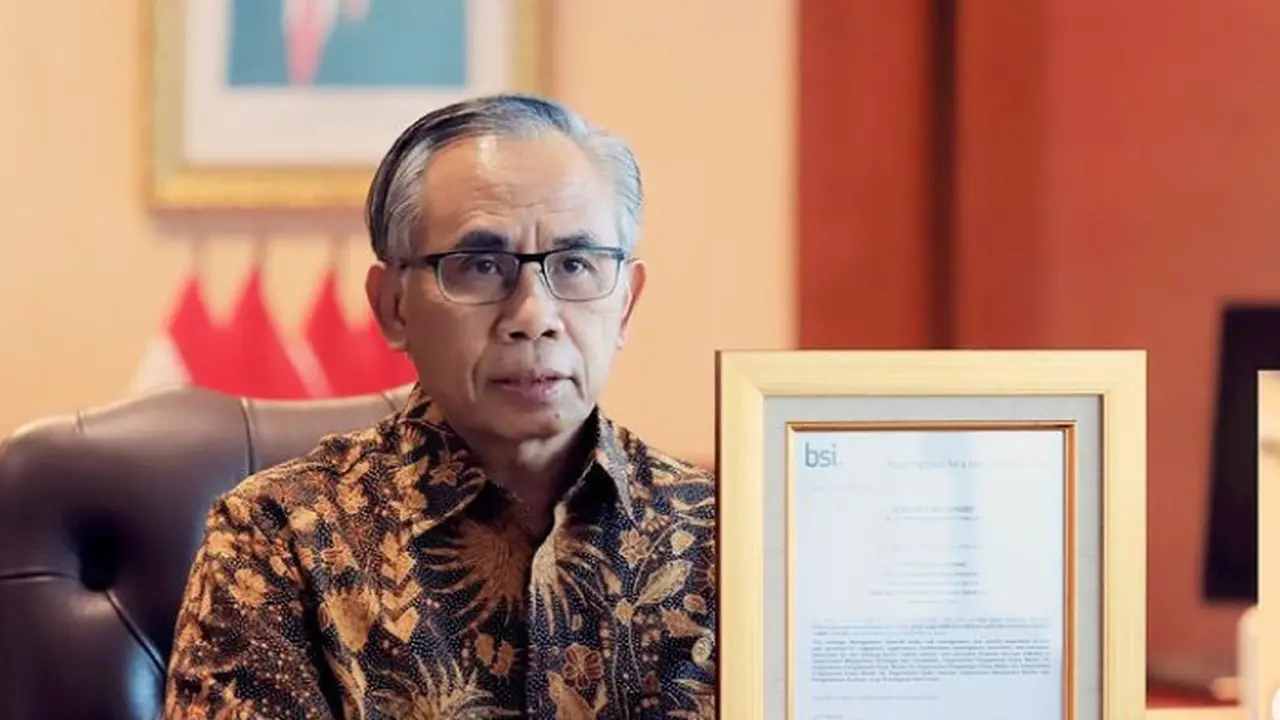 Ketua Dewan Komisioner OJK, Wimboh Santoso memegang sertifikat SNI ISO 37001 Sistem Manajemen Anti Penyuapan (SMAP). instagram @wimboh.ojk