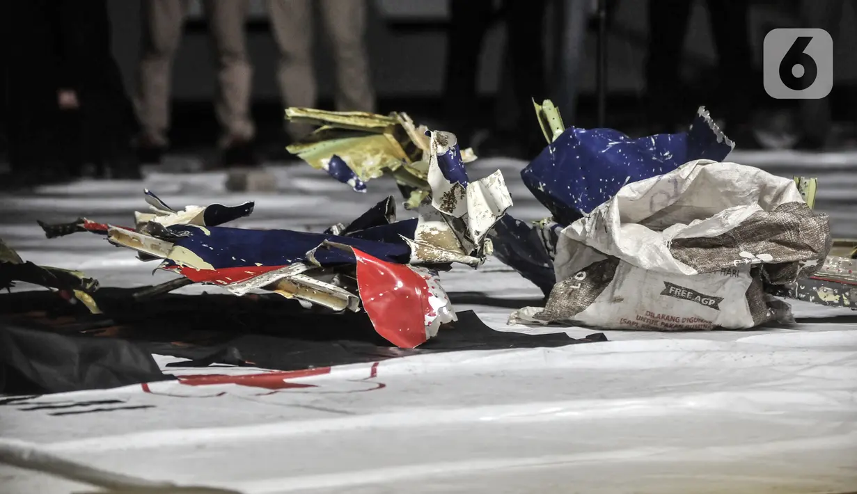 Serpihan pesawat Sriwijaya Air SJ 182 diperlihatkan saat tiba di Dermaga JICT 2, Tanjung Priok, Jakarta, Minggu (10/1/2021). Pencarian Sriwijaya Air SJ 182 tetap dilakukan pada malam hari meski secara terbatas. (merdeka.com/Iqbal S. Nugroho)