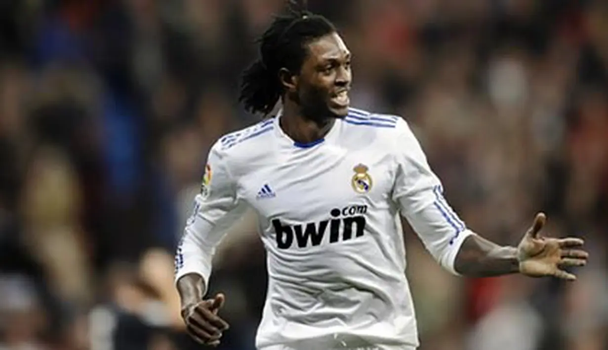 Striker Real Madrid Emmanuel Adebayor ketika berlaga dalam partai La Liga melawan Real Sociedad di Santiago Bernabeu pada 6 Februari 2011. AFP PHOTO/PIERRE-PHILIPPE MARCOU