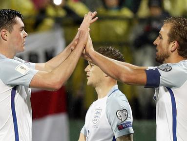 Striker Inggris, Harry Kane, bersama Michael Keane, melakukan selebrasi usai mencetak gol ke gawang Lithuania pada laga kualifikasi Piala Dunia di Stadion Vilnius, Minggu (8/10/2017). Inggris menang 1-0 atas Lithuania. (AP/Mindaugas Kulbis)