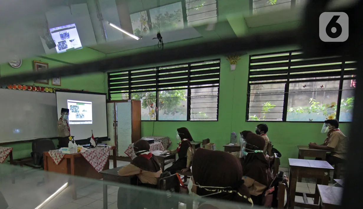 Sejumlah siswa mengikuti uji coba kegiatan belajar tatap muka di SDN Kenari 07/08 Pagi, Jakarta, Rabu (9/6/2021). SDN Kenari 07/08 Pagi menjadi salah satu dari 226 sekolah di Jakarta yang ditetapkan sebagai tempat uji coba kegiatan belajar tatap muka tahap kedua. (Liputan6.com/Herman Zakharia)