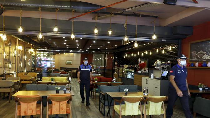 Aparatur kota memeriksa restoran di Istanbul, Turki (19/8/2020). Peningkatan substansial jumlah kasus baru harian COVID-19 di Turki, mendorong pihak berwenang mempertimbangkan penerapan langkah pencegahan dan pembatasan baru guna mengendalikan penyebaran pandemi lebih lanjut. (Xinhua/Osman Orsal)