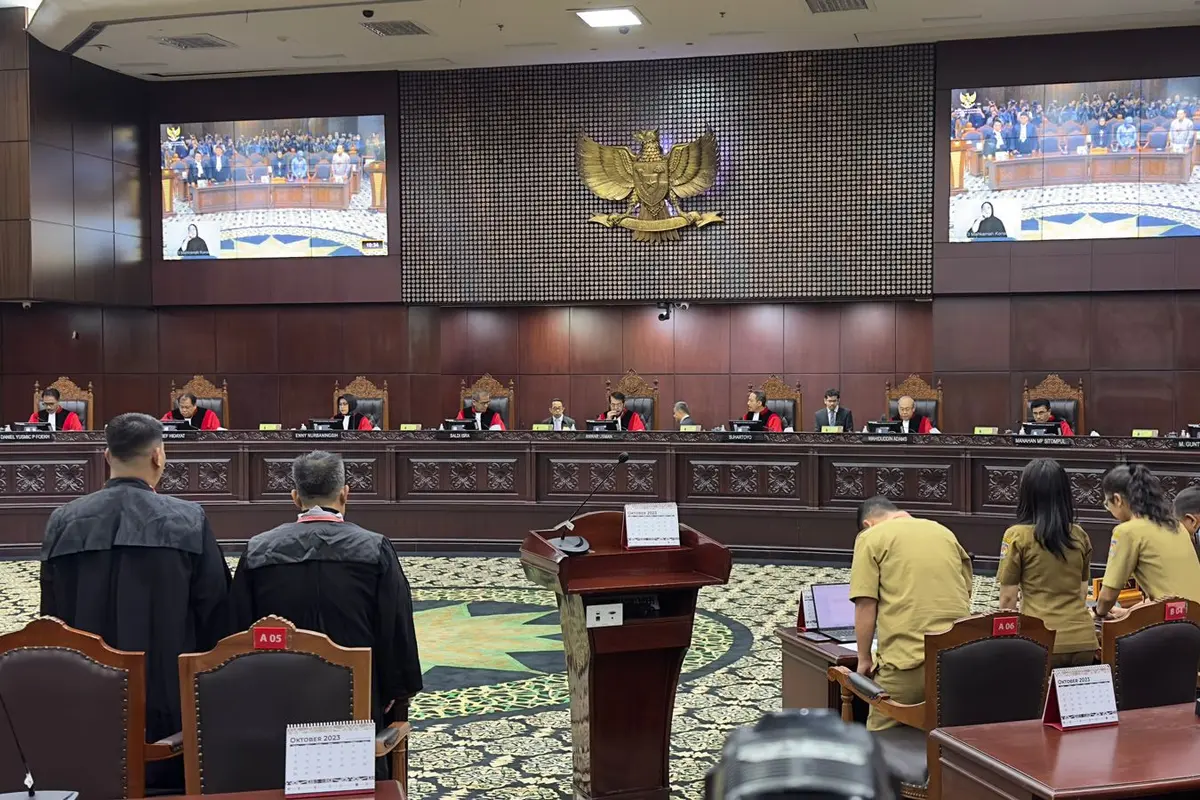 Mahkamah Konstitusi (MK) menggelar sidang putusan uji materi batas usia capres-cawapres di Jakarta, Senin (16/10/2023). (
