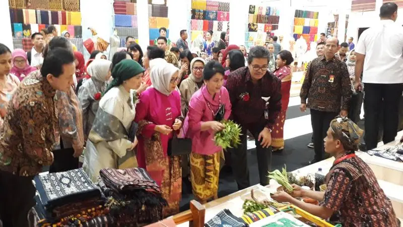 Ibu Negara Iriana Joko Widodo membuka pameran UMKM Karya Kreatif Indonesia 2018 di Jakarta Convention Centre (JCC), Jakarta, Jumat (20/7/2018)