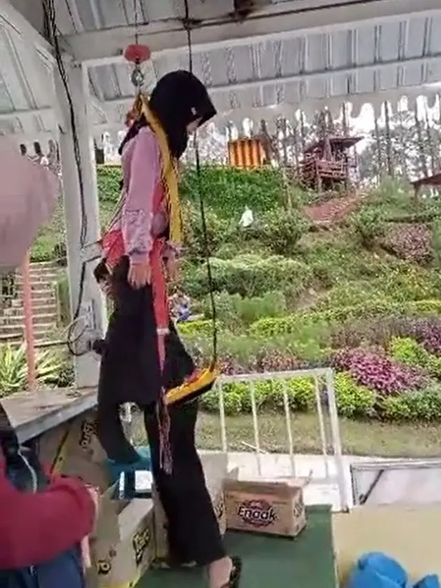 Tampak Lemas Saat Main Mesin Capit Orang, Bocah Ini Dikira Boneka