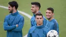 Pemain Real Madrid, Cristiano Ronaldo saat latihan di Allianz Stadium, Turin, Italia, Senin (2/4). Ronaldo siap menambah pundi-pundi gol dengan melesakkan bola ke gawang Gianluigi Buffon saat Real Madrid menghadapi Juventus. (AFP PHOTO/Marco BERTORELLO)