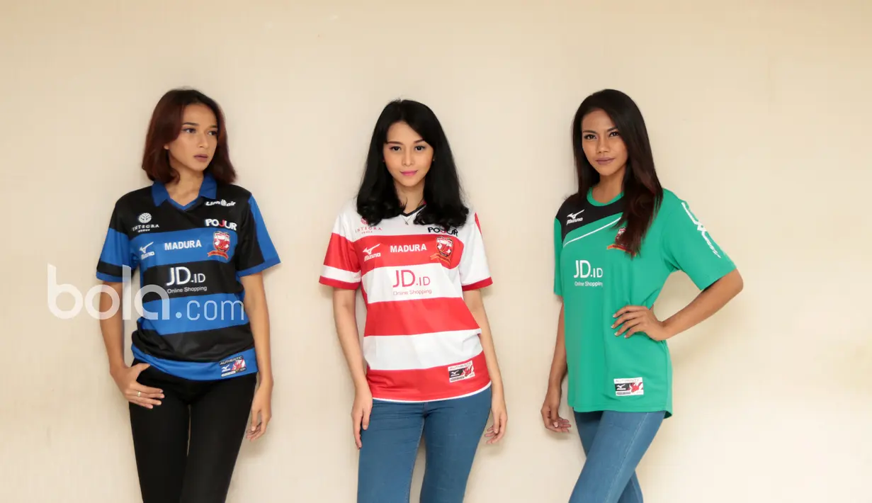Jersey baru Madura United terdiri dari tiga corak yaitu Merah Putih (Jersey Utama), Biru Hitam (Jersey Kedua) dan Hijau untuk Jersey ketiga saat peluncuran di Hotel Century, Jakarta, Rabu (25/1/2017). (Bola.com/Nicklas Hanoatubun)
