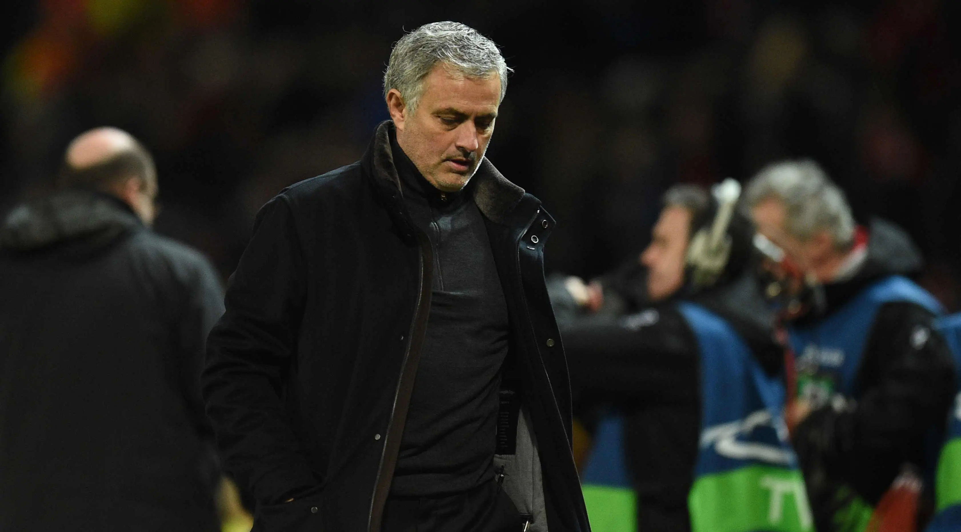 Pelatih Manchester United, Jose Mourinho berjalan sambil tertunduk usai pertandingan melawan Sevilla pada leg kedua babak 16 Liga Champions di Old Trafford, Inggris (13/3). MU kalah atas Sevilla 2-1. (AFP Photo/Oli Scarff)