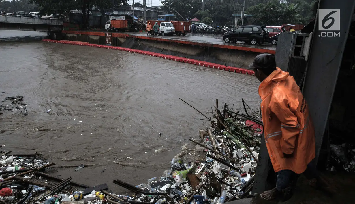 Seorang petugas mengecek keadaan Pintu Air Manggarai, Jakarta, Senin (5/2). Dengan ketinggian 800cm, Pintu Air Manggarai berada pada siaga 3. (Liputan6.com/Faizal Fanani)