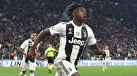 Penyerang Juventus, Moise Kean, melakukan selebrasi usai membobol gawang AC Milan pada laga Serie A di Stadion Allianz, Turin, Sabtu (6/4). Juventus menang 2-1 atas AC Milan. (AP/Andrea Di Marco)