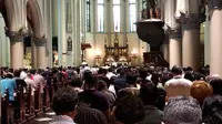 Misa Natal pertama di gereja Katedral berlangsung khidmat