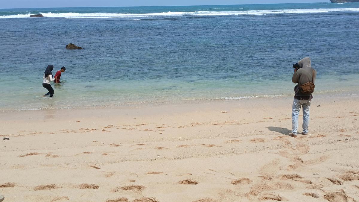 Cerita Jarwo Fotografer Pantai Gunungkidul, Jogja Hasilkan Rp1 Juta Hanya dalam Sehari