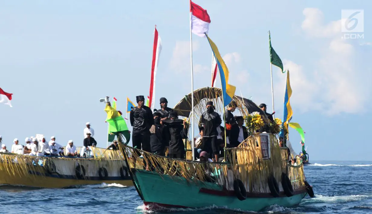 Kapal tradisional berwarna-warni berlayar dalam formasi perang dalam Parade Juanga selama perayaan Festival Tidore 2018 di Maluku Utara, Rabu (11/4). Festival Tidore 2018 digelar pada 30  Maret hingga 12 April. (Liputan6.com/Sardy Marsoaly)