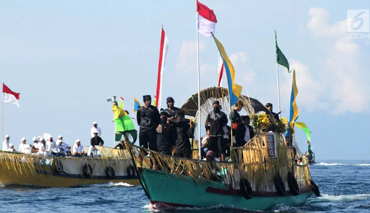 Kapal tradisional berwarna-warni berlayar dalam formasi perang dalam Parade Juanga selama perayaan Festival Tidore 2018 di Maluku Utara, Rabu (11/4). Festival Tidore 2018 digelar pada 30  Maret hingga 12 April. (Liputan6.com/Sardy Marsoaly)
