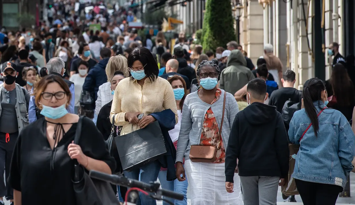 Orang-orang berjalan di jalanan Champs Elysees pada hari pertama pesta belanja musim panas (summer sale) di Paris, Prancis, pada 15 Juli 2020. Pesta belanja musim panas 2020 Prancis diluncurkan pada Rabu (15/7) dan akan berakhir pada 11 Agustus. (Xinhua/Aurelien Morissard)