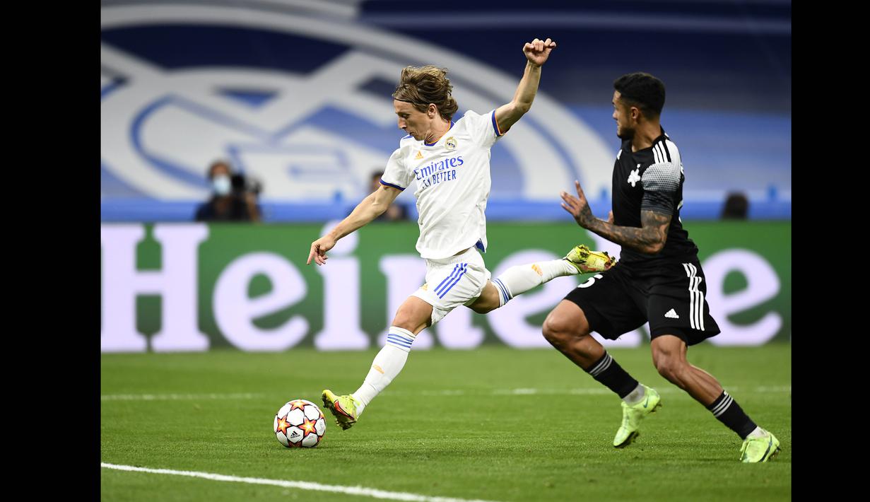 Real Madrid langsung menggebrak begitu pertandingan dimulai. 10 menit pertama, dua skema serangan Madrid terkena jebakan offside. Pertahanan Sheriff cukup tangguh. (AP/Jose Breton)