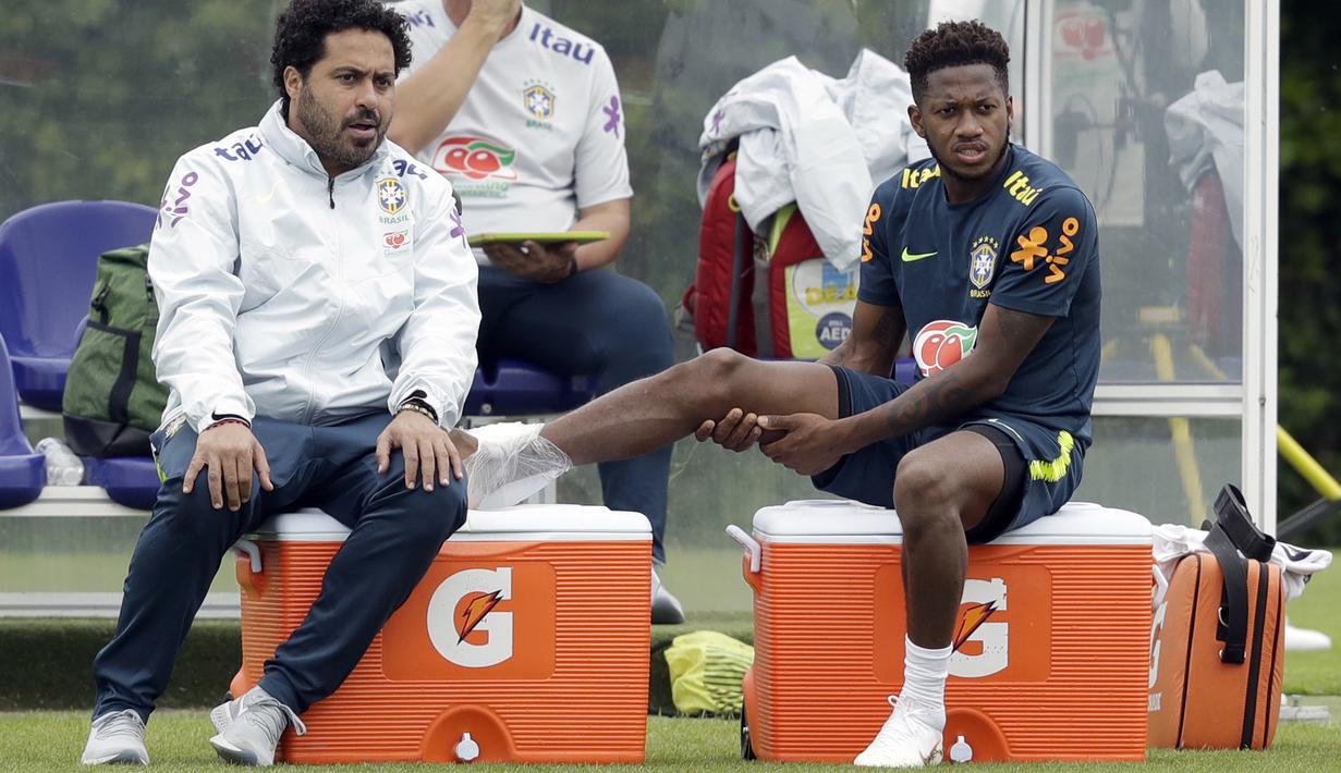 Pemain Brasil, Fred hanya menyaksikan rekan-rekannya berlatih setelah mengalami cedera pada sesi latihan di lapangan latihan Tottenham Hotspur football club, Inggris, (7/6/2018). Fred mengalami masalah di engkel kaki. (AP/Matt Dunham)