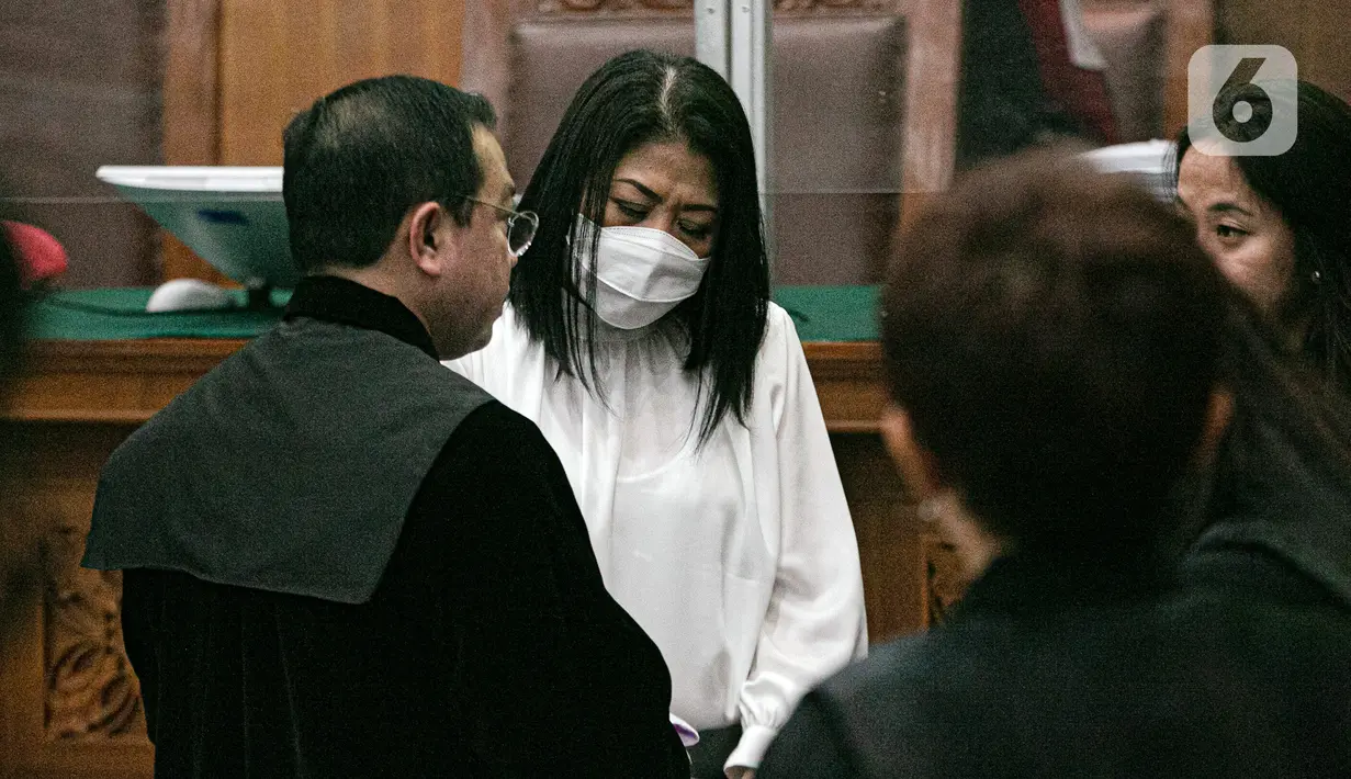 <p>Terdakwa Putri Candrawathi usai menjalani sidang vonis di Pengadilan Negeri Jakarta Selatan, Senin (13/2/2023). Putri Candrawathi divonis 20 tahun penjara dalam kasus pembunuhan berencana Brigadir Nofriansyah Yosua Hutabarat atau Brigadir J. (Liputan6.com/Faizal Fanani)</p>