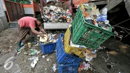 Pekerja membersihkan sampah yang tercecer saat dipindahkan, Jakarta, Senin (11/7). Pasca libur Lebaran, volume sampah di Kecamatan Jagakarsa diperkirakan mencapai 200 ton. (Liputan6.com/Yoppy Renato)