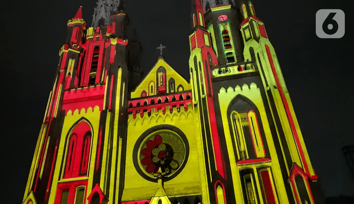 Cahaya warna warni menghiasi Gereja Katedral saat pemutaran video mapping tentang sejarah Kongres Pemuda II , Jakarta, Minggu (27/12/2019). Pemutaran video mapping ini untuk memperingati Hari Sumpah Pemuda ke-91 dan berlangsung hingga 28 Oktober. (Liputan6.com/Helmi Fithriansyah)