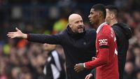 Striker Manchester United, Marcus Rashford mendapat instruksi dari pelatih Erik ten Hag saat bersiap kembali memasuki lapangan menghadapi Leeds United pada laga Liga Inggris 2022/2023 di Elland Road, Leeds (12/2/2023). Marcus Rashford hingga kini telah bermain dalam 345 laga di semua ajang sejak dipromosikan dari tim U-18 pada tengah musim 2015/2016. Ia telah mencetak total 118 gol dan 66 assist dari jumlah laga tersebut.(AFP/Oli Scarff)