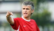 Ivan Kolev memberi instruksi ketika masih melatih tim nasional Indonesia menjelang berlangsungnya partai kontra Arab Saudi di Jakarta, 13 Juli 2007.AFP PHOTO/ADEK BERRY