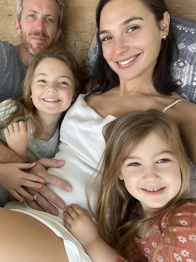 Gal Gadot bersama anak dan suami. (Instagram/ gal_gadot)
