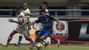 Gelandang PSIS, Rifal Lastori, menghindari kejaran pemain Martapura FC pada laga perebutan tempat ketiga Liga 2 di Stadion GBLA, Bandung, Selasa (28/11/2017). PSIS menang 6-4 atas Martapura FC. (Bola.com/Vitalis Yogi Trisna)